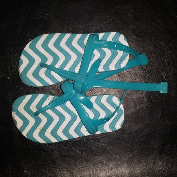 👛3/$10🛍2 Matching Pairs Sandals - Picture 4 of 4